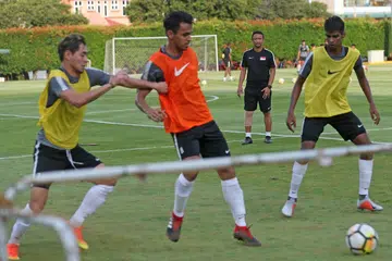 GIGIH BUAT PERSEDIAAN: Fandi mengendalikan latihan pertama skuad Singapura di Pusat Latihan Geylang pada Isnin lalu. Pasukan bola sepak negara masih mencari-cari kemenangan kompetitif pertama sejak tiga tahun lalu dan akan memasuki 'kandang' Piala Suzuki dalam kumpulan mencabar yang terdiri daripada Thailand, Indonesia dan Philippines. - Foto BH oleh TIMOTHY DAVID