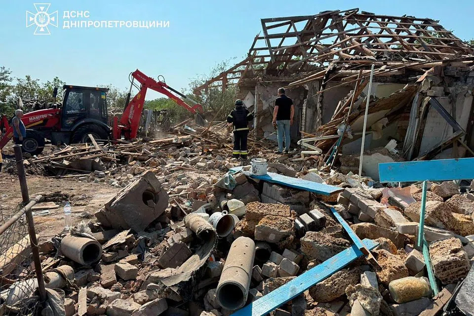 Gambar edaran yang dirakam dan dikeluarkan oleh Perkhidmatan Kecemasan Negara Ukraine pada 13 Julai 2025, menunjukkan pasukan penyelamat membersihkan runtuhan untuk mencari mayat seorang wanita tempatan yang terkorban di tapak sebuah rumah persendirian yang terbakar, susulan serangan bom panduan udara oleh Russia di perkampungan Velykomykhaylivka, wilayah Dnipropetrovsk, dalam konteks pencerobohan Rusia ke atas Ukraine.
