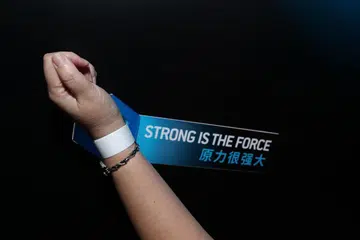 DAPATKAN TEG BERTEKNOLOGI TINGGI: Setiap pengunjung akan menerima teg lengan yang menggunakan sistem pengenalan frekuensi radio (RFID) yang boleh disesuaikan dengan lawatan di pameran itu. 