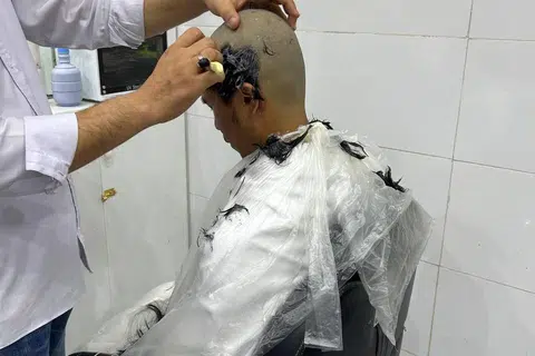 HARAP DIPERMUDAH: Wartawan, Encik Izwandi melakukan upacara cukur rambut, atau tahalul selepas melaksanakan tawaf dan sai.