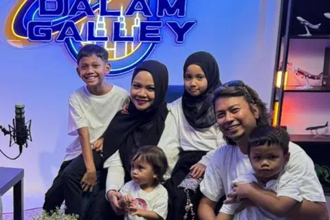 Norseha Sani (dua dari kiri) bersama suaminya, Muharam Osman (kanan) dan anak-anaknya (dari kiri) Ahmad Mahran, Suha Sonia, Suha Sofia dan Ahmad Mudrik di set podcast ‘Borak Dalam Galley’. 