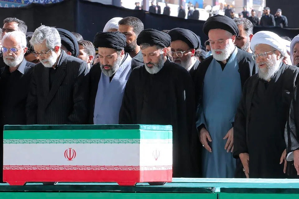 Tiga anak lelaki bekas Pemimpin Tertinggi Iran, Ali Khamenei - Meysam Khamenei (tiga dari kiri), Masoud Khamenei (tengah) dan Mostafa Khamenei (dua dari kanan) menunaikan solat bersama pegawai Iran di sisi keranda Khamenei dan anggota keluarganya di Kompleks Keagamaan Grand Mosalla di Teheran pada 5 Julai 2026. Upacara itu berlangsung menjelang penyambungan semula rundingan Amerika Syarikat-Iran pada 11 Julai, yang dijangka membincangkan sekatan terhadap Teheran, dana Iran yang dibekukan dan program nuklear republik itu.