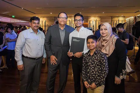 BERJAYA MENDAPAT BIASISWA: Encik Noor Rifat (tiga dari kiri) bersama Encik S. Iswaran (dua dari kiri), serta bapanya, Encik Abdul Malik, seorang pengurus projek; ibunya, Cik Habila Barvin, suri rumah; dan adiknya, Mohamed Miqdaad. - Foto IMDA