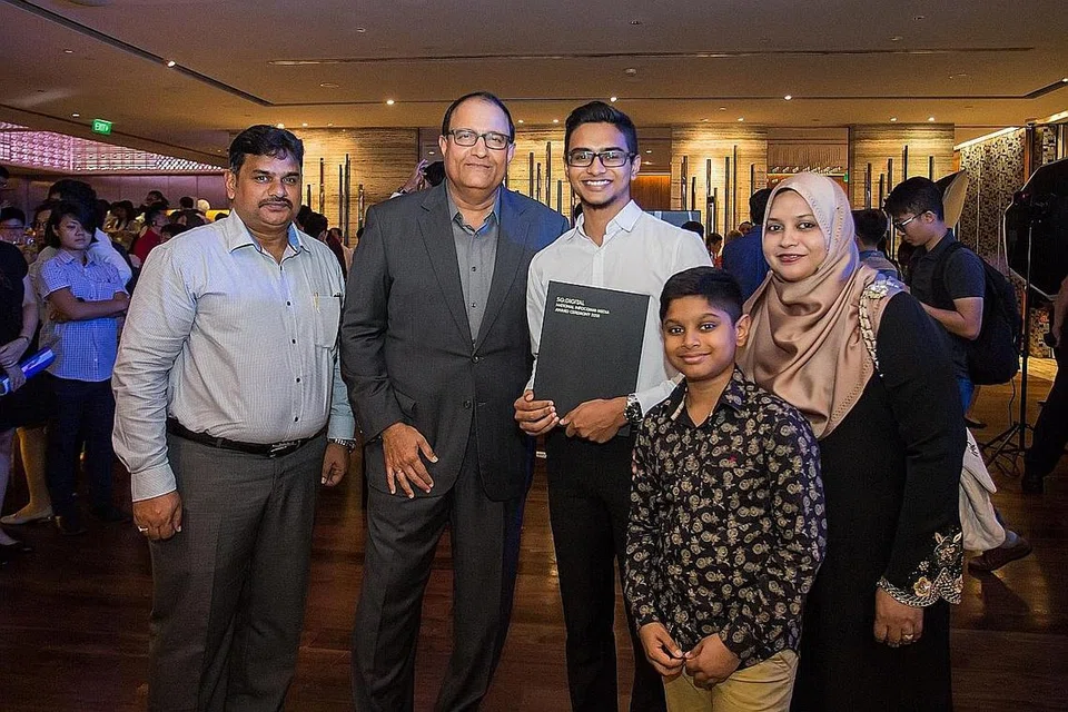 BERJAYA MENDAPAT BIASISWA: Encik Noor Rifat (tiga dari kiri) bersama Encik S. Iswaran (dua dari kiri), serta bapanya, Encik Abdul Malik, seorang pengurus projek; ibunya, Cik Habila Barvin, suri rumah; dan adiknya, Mohamed Miqdaad. - Foto IMDA