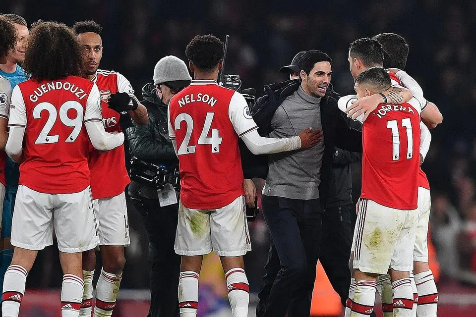 RAIH KEMENANGAN: (Gambar atas) Mikel Arteta (tengah) meraikan kejayaan bersama pemainnya. - Foto AFP