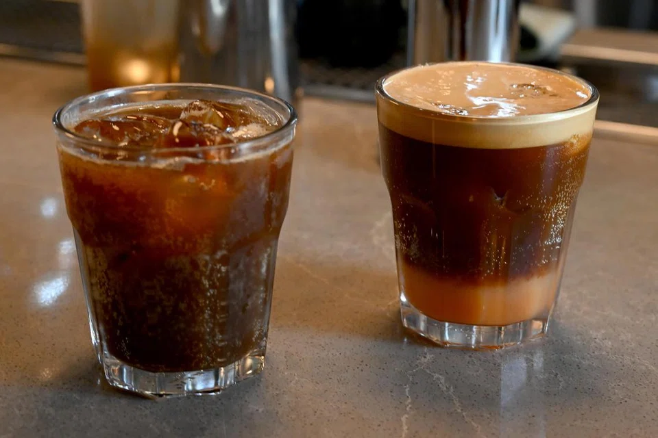 Kopi khas ‘Black Honey’ ($7) (kiri) mengandungi  air soda, kopi, madu, limau lemon dan garam laut  - seperti kopi kola yang menyegarkan. Di kanan pula, ‘Sunrise’ ($7) (kanan) yang mengandungi air soda, pekat limau, espreso dan halwa limau.