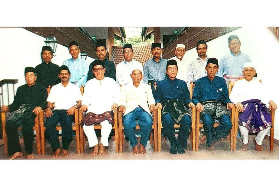 ANGGOTA JAWATANKUASA PEMBINAAN MASJID AL-AMIN: 'Orang lama' yang memainkan peranan penting dalam pembinaan masjid itu. Ia dipengerusikan oleh Ustaz Haji Mofradi Md Noor (duduk, tengah). - Foto-foto MASJID AL-AMIN