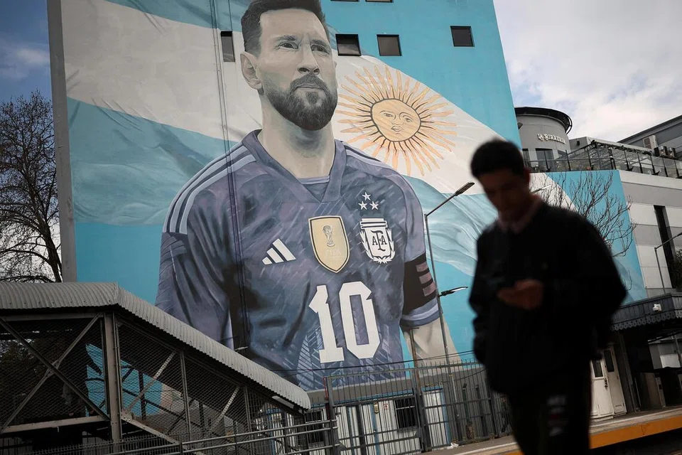 Mural lagenda bola sepak Argentina, Lionel Messi, di stesen kereta api Villa del Parque, Buenos Aires, Argentina.