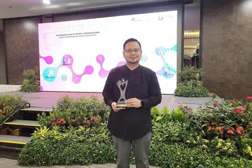 HULUR BANTUAN: Ustaz Muhammad Hafiz Abdul Rashid merupakan antara 11 individu dan pasukan yang telah menunjukkan perkhidmatan dan komitmen yang cemerlang dalam pengurusan keluarga kes keganasan melalui Anugerah Penghargaan Kumpulan Dialog Keganasan Keluarga (FVDG) baru-baru ini. - Foto BH oleh NATASHA MUSTAFA