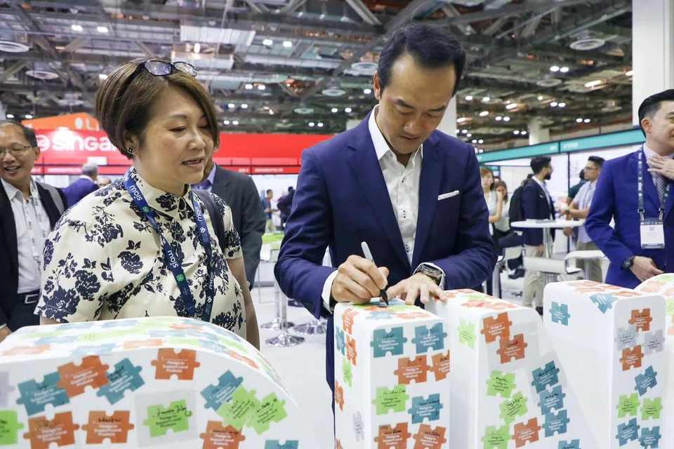 SOKONG MAKANAN TEMPATAN: Menteri Negara Kanan (Kemampanan dan Sekitaran), Dr Koh Poh Koon menghadiri Simposium Saintifik Agri-Makanan Global yang terletak di Pusat Ekspo dan Konvensyen Sands pada Rabu dan melakukan aktiviti yang menunjukkan sokongan terhadap pengeluaran makanan tempatan. 