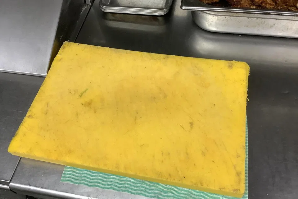 KOTOR: Papan memotong yang kotor diguna bagi menyediakan makanan sudah dimasak.