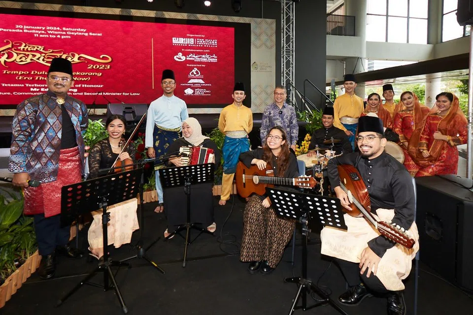 KUMPULAN SENI: Orkestra Sri Temasek, yang diketuai  Encik Hanafi Idrus (berdiri, dua dari kiri) dan Encik Megat Muhammad Firdaus Mohd (berdiri, kiri) bersama kumpulan seni tari tradisional, Sri Warisan Som Said Performing Arts Limited membuat persembahan semasa Hari Warisan.