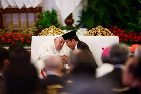 Pemimpin Kota Vatican, Paus Francis (kiri) bersama Presiden Indonesia, Encik Joko ‘Jokowi’ Widodo, di Istana Presiden sebelum menyampaikan ucaptama di hadapan para pemimpin politik Indonesia, wakil kumpulan agama dan pertubuhan masyarakat sivil.