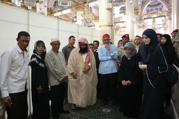 LAWATAN NEGARA KE SAUDI: Puan Halimah diberi akses khas memasuki Raudhah di Masjid Nabawi semasa lawatannya ke Madinah, Arab Saudi.