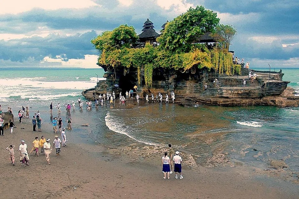 TARIKAN PELANCONG: Tanah Lot mempunyai daya tarikan unik. Daya tarikan itu yang merupakan peninggalan "dahulu kala" telah menjadikan Tanah Lot sebagai destinasi yang terkenal. 