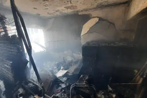 DIJILAT API: Anggota bomba memasuki unit kediaman di tingkat 21 di People’s Park Complex dan memadamkan kebakaran menggunakan dua pancutan air pada 4 Januari.