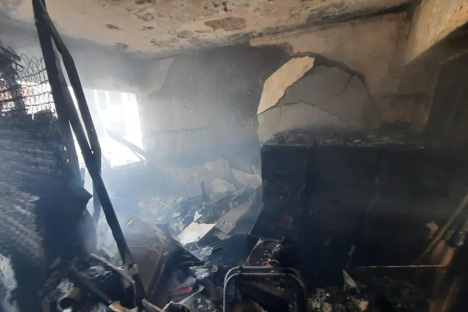 DIJILAT API: Anggota bomba memasuki unit kediaman di tingkat 21 di People’s Park Complex dan memadamkan kebakaran menggunakan dua pancutan air pada 4 Januari.