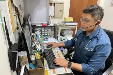PENGGUNAAN TELEVIDEO MENINGKAT: Pemilik MyHealth Medical Centre, Dr Saiful Nizam (atas), kini mempunyai sekitar 2 hingga 3 pesakit yang mendapatkan rawatan melalui televideo dalam sehari. - Foto ihsan SAIFUL NIZAM SUBARI 
