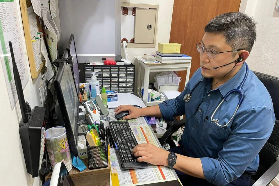 PENGGUNAAN TELEVIDEO MENINGKAT: Pemilik MyHealth Medical Centre, Dr Saiful Nizam (atas), kini mempunyai sekitar 2 hingga 3 pesakit yang mendapatkan rawatan melalui televideo dalam sehari. - Foto ihsan SAIFUL NIZAM SUBARI 