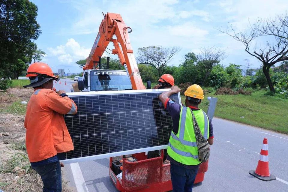 Proses pemasangan panel lampu solar di Tanjung Langsat, Pasir Gudang.