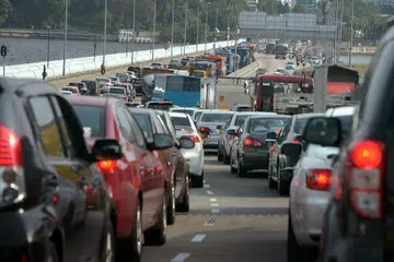 KESESAKAN DI IMIGRESEN: Pemandu menanti giliran melepasi imigresen. - Foto THE STRAITS TIMES