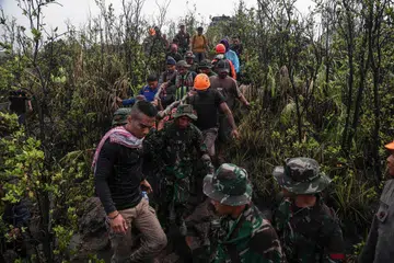 Pasukan penyelamat melaksanakan operasi mereka di Gunung Berapi Dukono selepas gunung itu meletus pada 8 Mei.