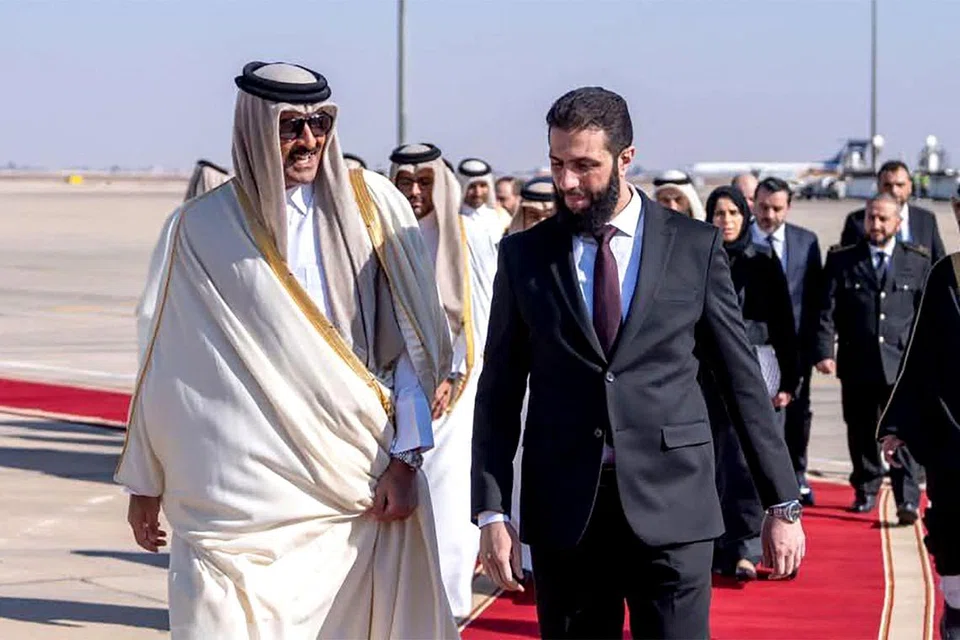 Emir Qatar, Sheikh Tamim bin Hamad Al-Thani (kiri), disambut oleh Presiden sementara Syria, Encik Ahmed al-Sharaa, semasa ketibaannya di Damsyik. Lawatan ini mencatat sejarah sebagai kunjungan pertama seorang ketua negara Qatar ke Syria sejak penggulingan mantan Presiden Bashar al-Assad.