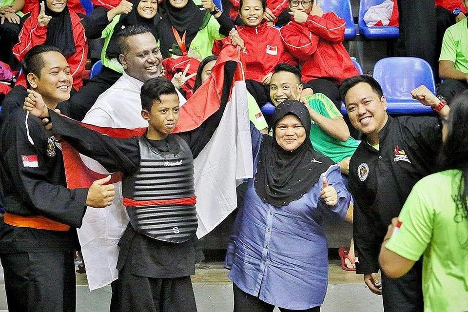 BERBAKAT: Muhammad Hazim (depan kiri) dinobat juara dunia junior pada Kejohanan Pencak Silat Dunia Junior di Malaysia pada 2016. - Foto PERSISI