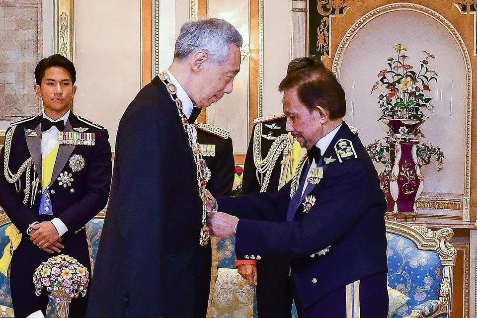 DIKURNIA ANUGERAH: Encik Lee menerima anugerah Darjah Kerabat Laila Utama dari Sultan Hassanal Bolkiah (gambar atas). - Foto INDO DEPT, BRUNEI DARUSSALAM 