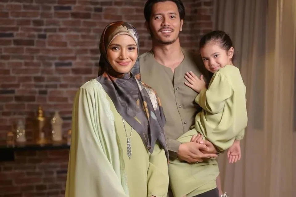 Keutuhan mahligai yang dibina Nur Fazura Sharifuddin (kiri) dan Fattah Amin (tengah) selepas hampir tujuh tahun bersama menimbulkan tanda tanya apabila Fazura memfailkan perceraian pada 13 September. Bersama mereka ialah anak tunggal pasangan itu, Nur Fatima Aisya.
