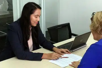 CEO SEBULAN: Cik Nadiah (kiri) yang mendapat bimbingan daripada Cik Hellemons untuk 'mengemudi' syarikat Adecco selama sebulan, terdedah kepada banyak pengalaman baru. - Foto ADECCO
