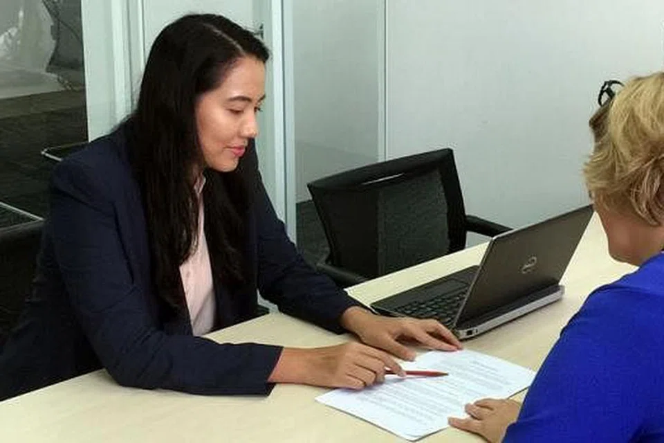 CEO SEBULAN: Cik Nadiah (kiri) yang mendapat bimbingan daripada Cik Hellemons untuk 'mengemudi' syarikat Adecco selama sebulan, terdedah kepada banyak pengalaman baru. - Foto ADECCO