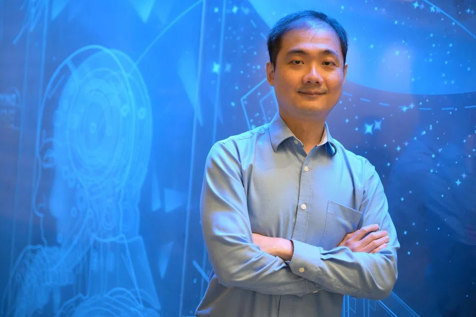 Hadiah Teknologi Pertahanan dimenangi oleh Pengarah Pembangunan Teknologi dan Kerjasama di Pusat Program Maklumat Agensi Teknologi dan Sains Pertahanan (DSTA), Encik Ong Khoon Kiat.