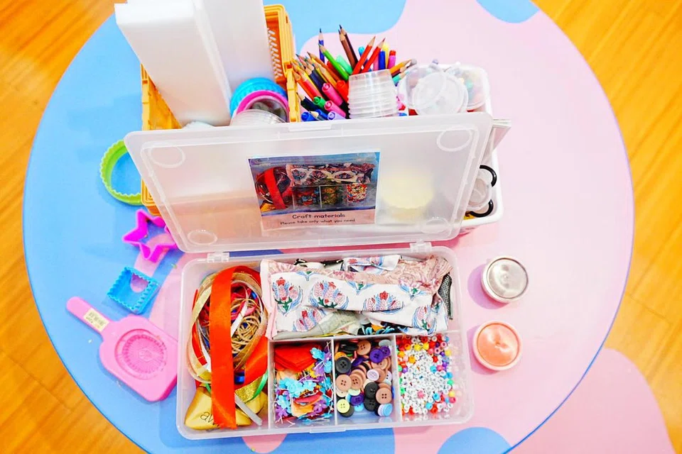 Antara bahan yang disediakan di ruang ‘Play + Make’ untuk kanak-kanak bermain dan menghasilkan pelbagai kraf tangan. 