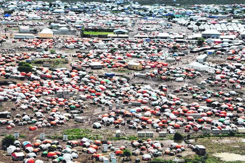 KEM PELARIAN PERUBAHAN IKLIM: Pemandangan udara tempat perlindungan sementara di sebuah kem di Baidoa untuk orang yang dipindahkan akibat banjir berikutan hujan lebat di Somalia.