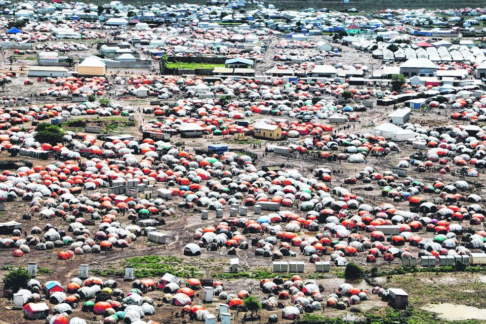 KEM PELARIAN PERUBAHAN IKLIM: Pemandangan udara tempat perlindungan sementara di sebuah kem di Baidoa untuk orang yang dipindahkan akibat banjir berikutan hujan lebat di Somalia.