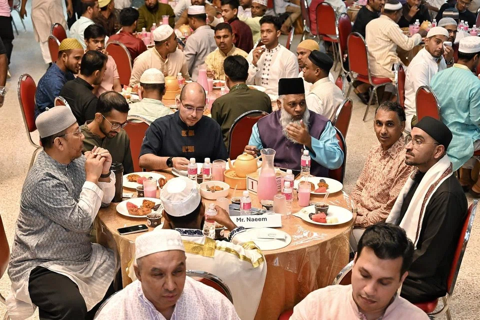 Setiausaha Parlimen Kanan (Pendidikan merangkap Pembangunan Negara), Dr Syed Harun Alhabsyi (tiga dari kiri) berbuka puasa dengan mantan timbalan mufti Singapura, Ustaz Dr Mohammad Hannan Hassan serta wakil pemimpin masyarakat dan agensi pemerintah pada 1 Mac.