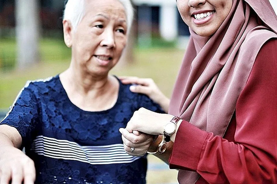 TANAM KESABARAN: Cik Safiyah Mohammad Yunos (kanan) menyenangi kursus pengajian pengurusan gerontologi yang mendekatkannya dengan keperluan warga senja seperti Cik Jennifer Looi serta membekalkan kesabaran dan kepekaan dalam dirinya. - Foto POLITEKNIK TEMASEK