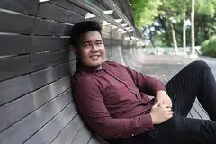 TERUSKAN 'TRADISI' KELUARGA: Encik Amirul Asyraf bersyukur dianugerahkan Biasiswa Industri Tenaga kerana ingin menyertai sektor tenaga seperti ibu bapanya. - Foto EMA
