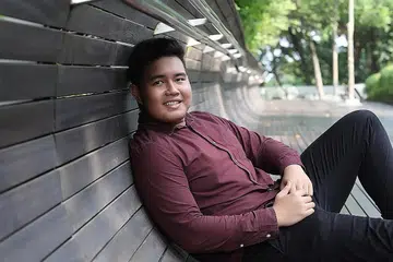 TERUSKAN 'TRADISI' KELUARGA: Encik Amirul Asyraf bersyukur dianugerahkan Biasiswa Industri Tenaga kerana ingin menyertai sektor tenaga seperti ibu bapanya. - Foto EMA
