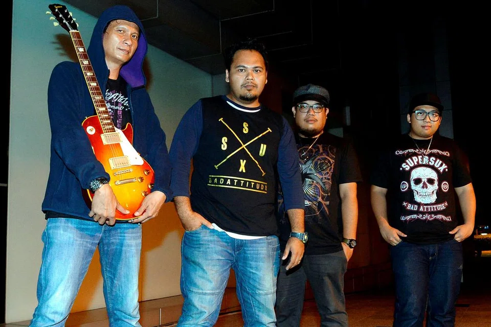 BERMUZIK SAMBIL PERJUANGKAN FESYEN JALANAN: Adnalie yang dianggotai oleh (dari kiri) Zulkarnain, Aqmal N, Siddiq Suwandi dan Alfifiyan bergerak dengan lagu-lagu puitis di samping mengetengahkan jenama fesyen jalanan SuperSux kendalian anak Melayu. - Foto TAUFIK A. KADER