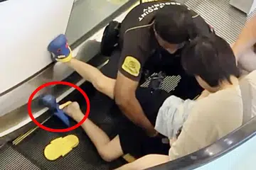 Menurut saksi, kaki budak itu terperangkap kira-kira 40 minit sebelum dapat dilepaskan Pasukan Pertahanan Awam Singapura (SCDF).
