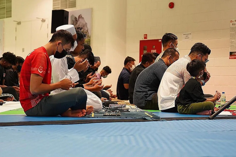 TAHLIL ARWAH: Para atlet, jurulatih, ibu bapa atlet, pihak pengurusan dan staf Persisi merupakan mereka yang turut serta dalam majlis tahlil yang diadakan untuk Allahyarham Mochammad Ichsan Nur Romadhon, yang meninggal dunia menyusuli satu kemalangan jalan raya Sabtu lalu. - Foto PERSISI
