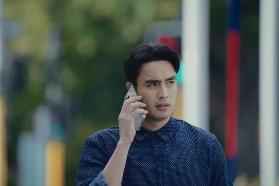 Pelakon Aiman Hakim Ridza membawa watak Danial, usahawan asal Kota Singa yang meneroka peluang mengembangkan perniagaan aplikasi temusuai di New Zealand. 