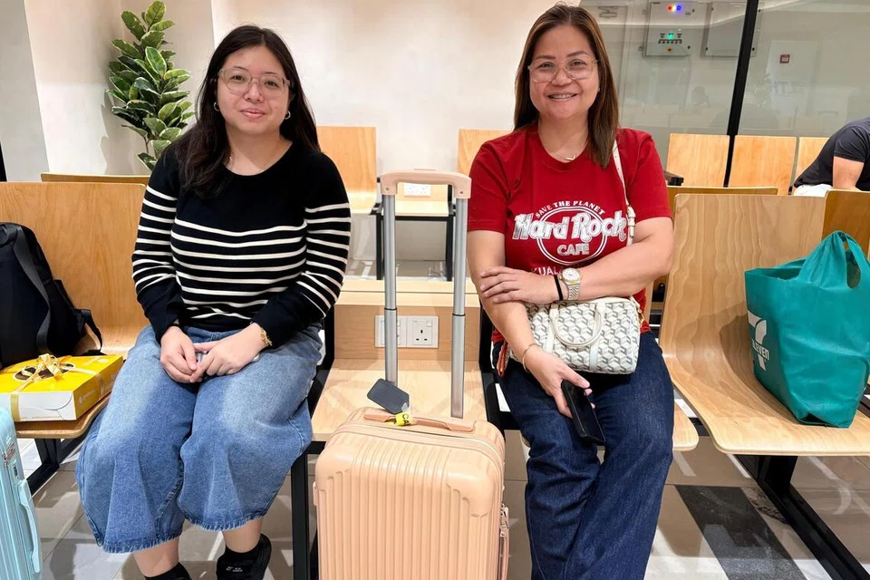 Pelancong dari Filipina, Cik Lovely Cordero, 48 tahun (kanan), dan anaknya, Cik Anya Rustia, 22 tahun.