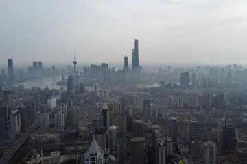 SHANGHAI: Pemandangan di hab kewangan Shanghai yang pernah dilanda teruk oleh Covid-19, dan kini menjejas kewangan dalam kalangan penguasa setempat di sebilangan bandar dan wilayah di China sehingga menjejas kemampuan mereka membiaya kos pengurusan universiti tempatan. 