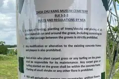 Notis di Perkuburan Islam Choa Chu Kang mengenai peraturan yang telah ditetapkan Agensi Sekitaran Kebangsaan (NEA). Antara isi kandungannya ialah dilarang sama sekali untuk mendirikan pagar, menanam pokok dan meletakkan apa-apa bahan lain di pusara atau sekitar pusara.