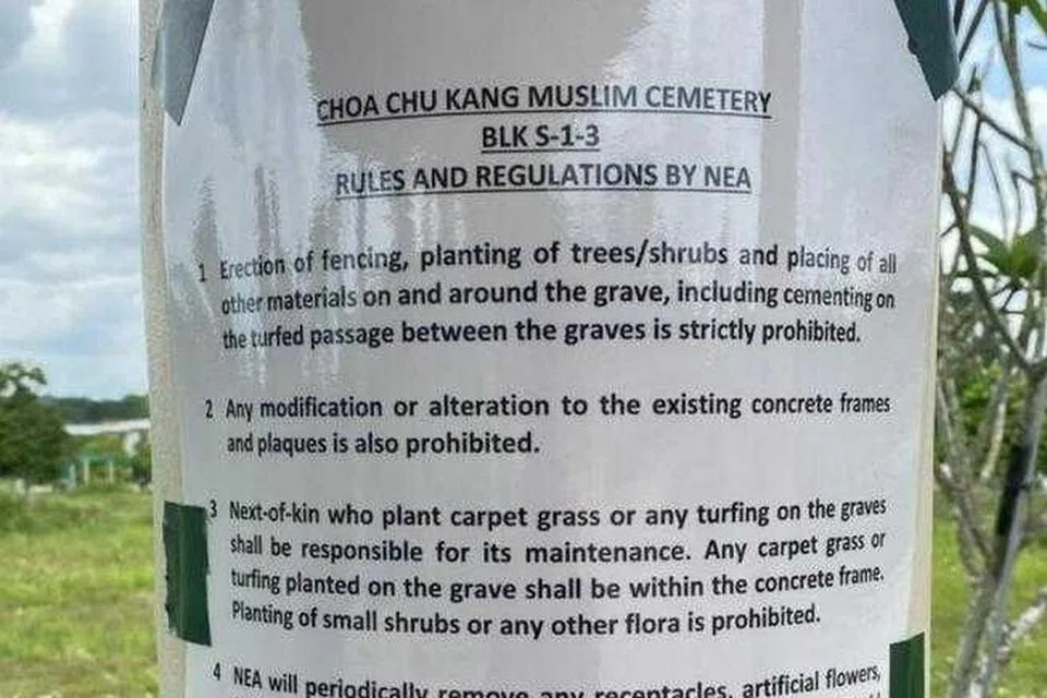 Notis di Perkuburan Islam Choa Chu Kang mengenai peraturan yang telah ditetapkan Agensi Sekitaran Kebangsaan (NEA). Antara isi kandungannya ialah dilarang sama sekali untuk mendirikan pagar, menanam pokok dan meletakkan apa-apa bahan lain di pusara atau sekitar pusara.