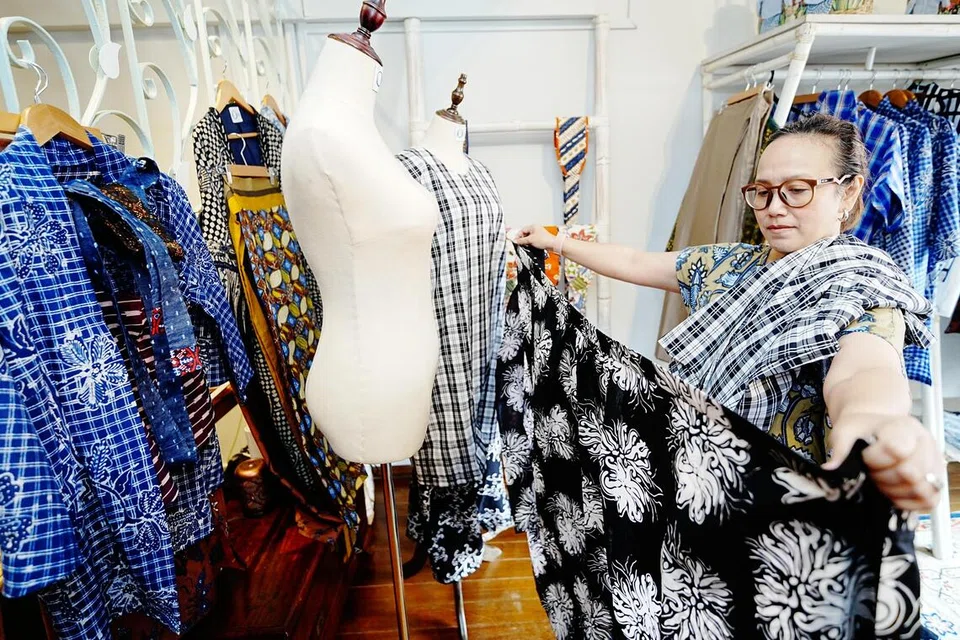 Encik Ika Zahri Sarkasi, anak mendiang seniman batik Allahyarham Sarkasi Said, memberi kain batik cap yang dihasilkan menggunakan teknik cap. Kain yang disumbangkan untuk Worn Through Life turut diolah Cik Oniatta dalam rekaan tradisional, termasuk baju kurung dan pesak gantung, untuk digayakan dalam persembahan fesyen warga emas.