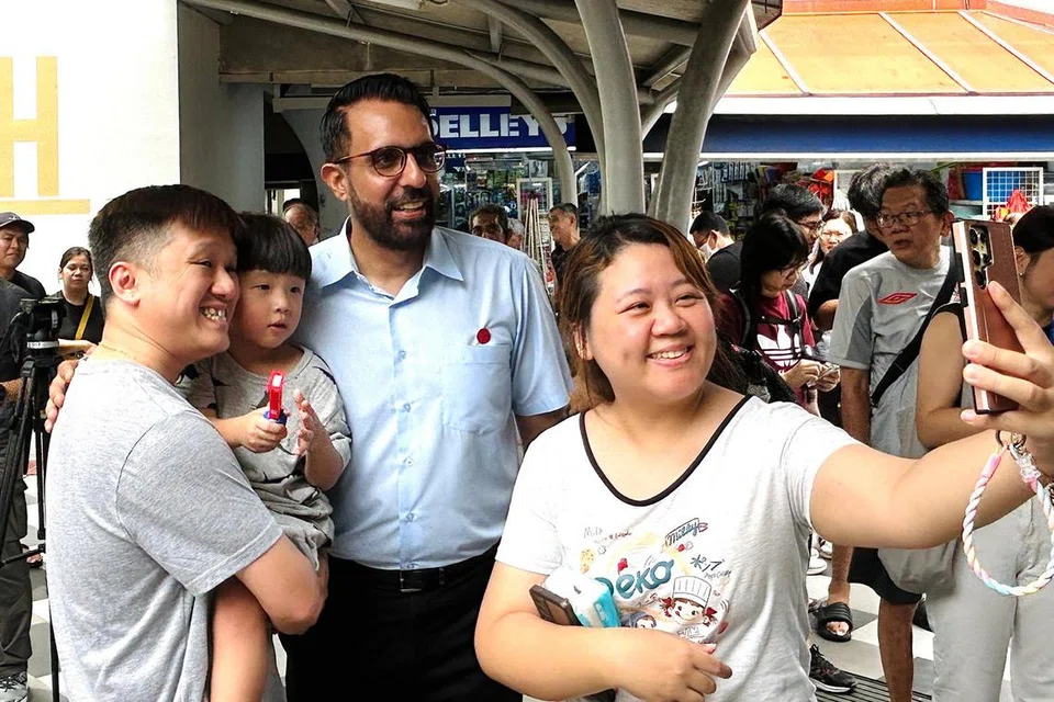 Setiausaha Agung Parti Pekerja (WP), Encik Pritam Singh (tengah), beramah mesra dengan penduduk termasuk keluarga muda ini di kawasan Bedok, sambil memberi jaminan komitmen partinya untuk berkhidmat kepada semua lapisan masyarakat tetap kekal.